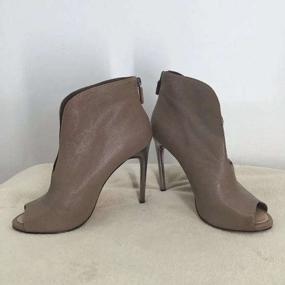 BCBG MaxAzria Women’s Durres Peep Toe Zip Leather Heeled  Bootie Size 7.5 - Picture 4 of 13